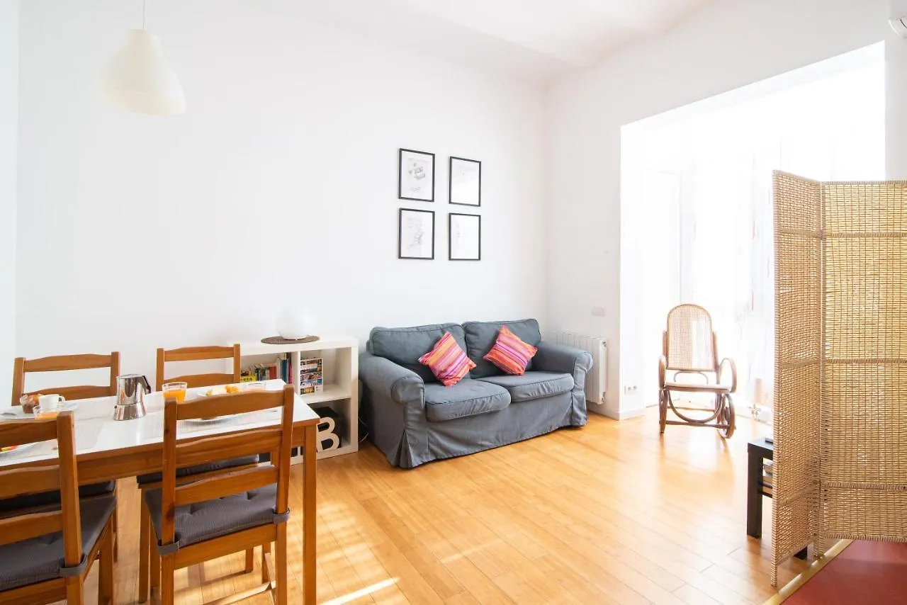 Barcelona Cozy Apartment İspanya